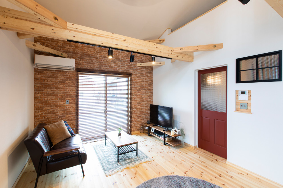 Idéer för skandinaviska vardagsrum, med vita väggar, ljust trägolv och beiget golv