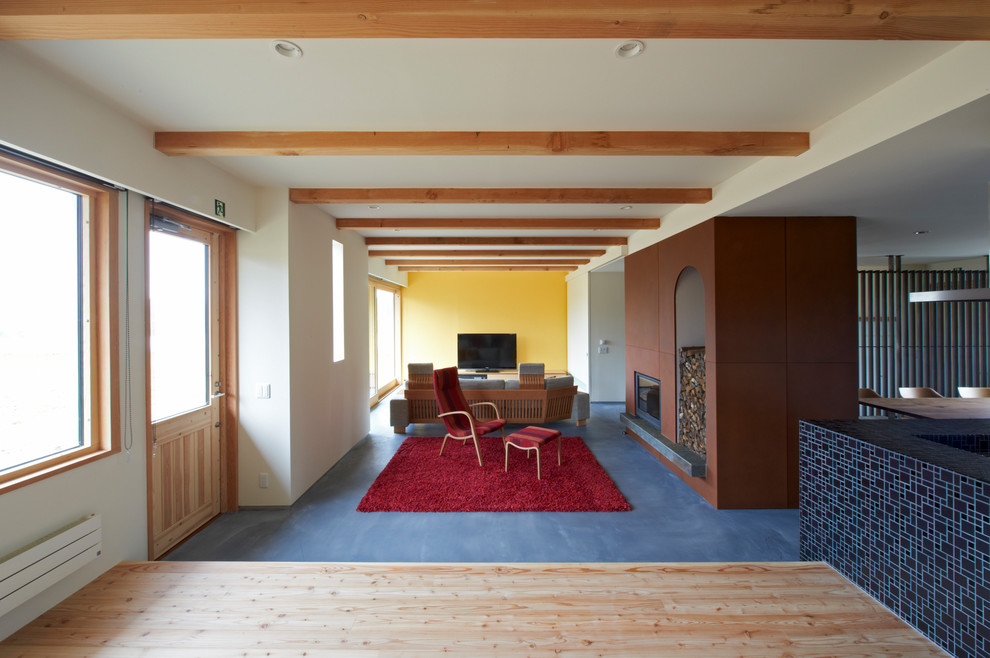 Inspiration för ett funkis vardagsrum, med gula väggar, en standard öppen spis och grått golv