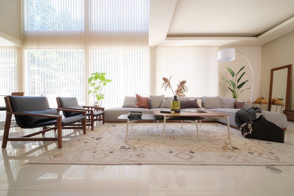 Ispirazione per un soggiorno moderno con pareti bianche, pavimento in marmo e pavimento bianco
