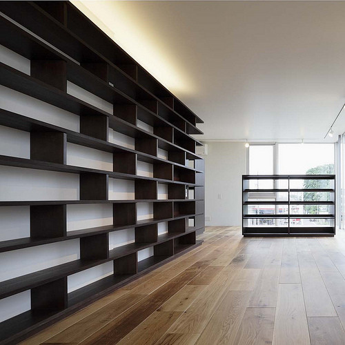 Idee per un soggiorno minimal con pareti bianche, pavimento in legno massello medio e pavimento beige