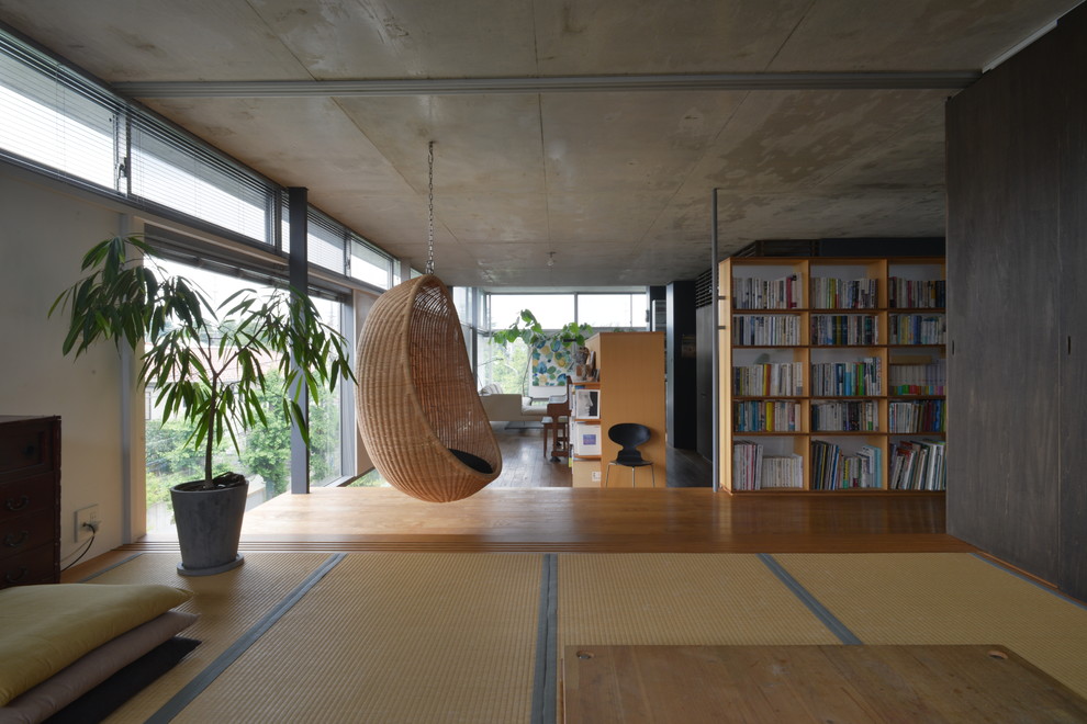 Idéer för ett modernt vardagsrum, med tatamigolv, vita väggar och brunt golv
