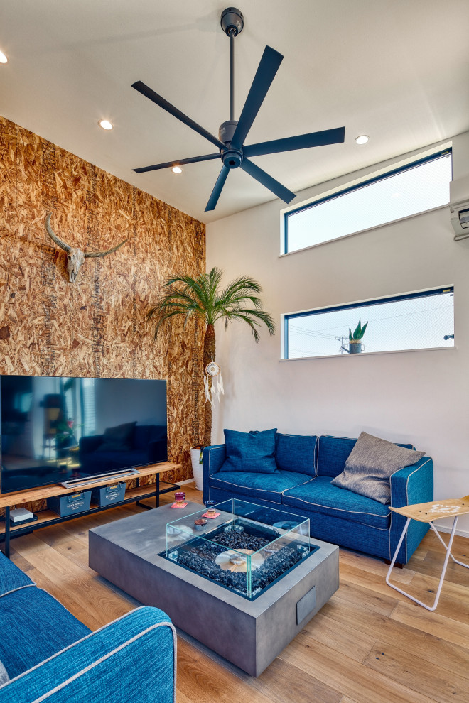 Cette image montre un petit salon design ouvert avec une salle de réception, un mur blanc, un sol en contreplaqué, un téléviseur d'angle, un sol marron, un plafond en papier peint et du papier peint.