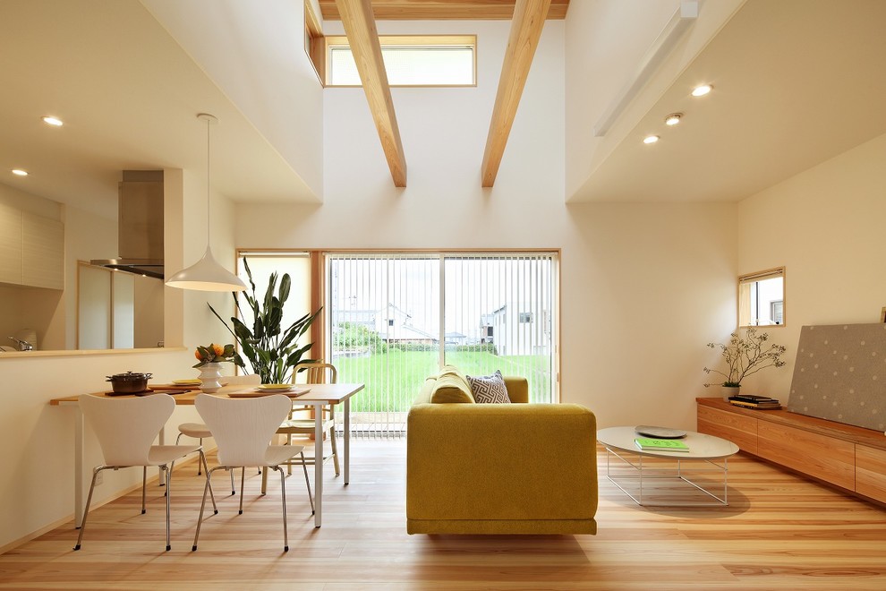 Idées déco pour un salon scandinave ouvert avec un mur blanc, un sol en bois brun et un sol marron.