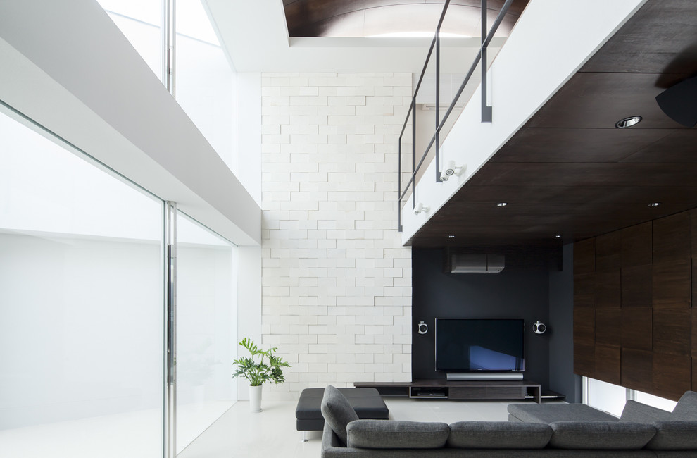 Idéer för ett stort modernt vardagsrum, med en fristående TV och vita väggar