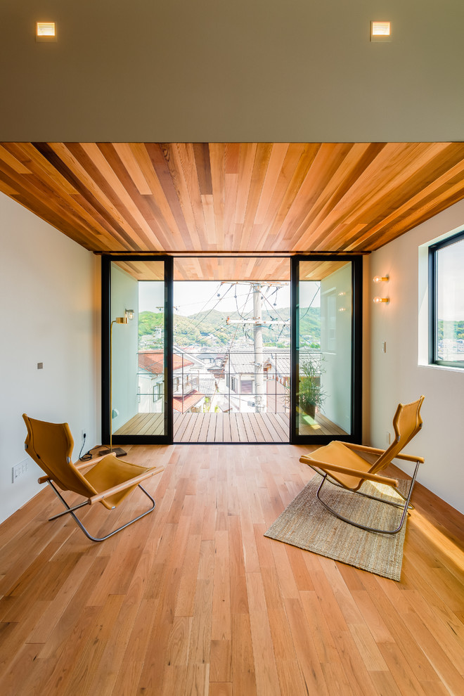 Foto di un soggiorno minimalista chiuso con pareti bianche e pavimento in legno massello medio