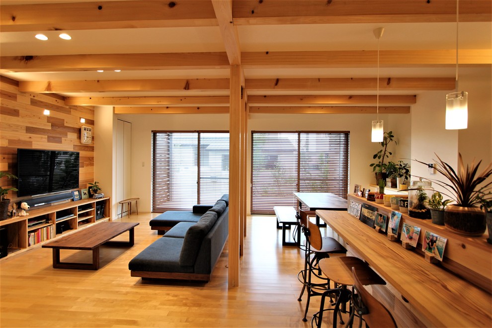 Foto de salón abierto minimalista con paredes blancas, suelo de madera en tonos medios, televisor independiente y suelo marrón