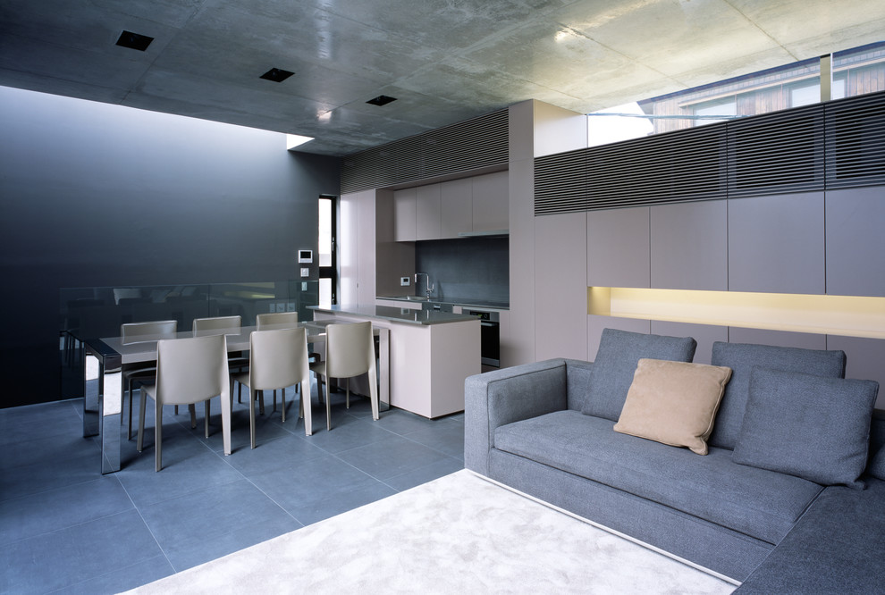 Idee per un soggiorno contemporaneo aperto con pareti grigie