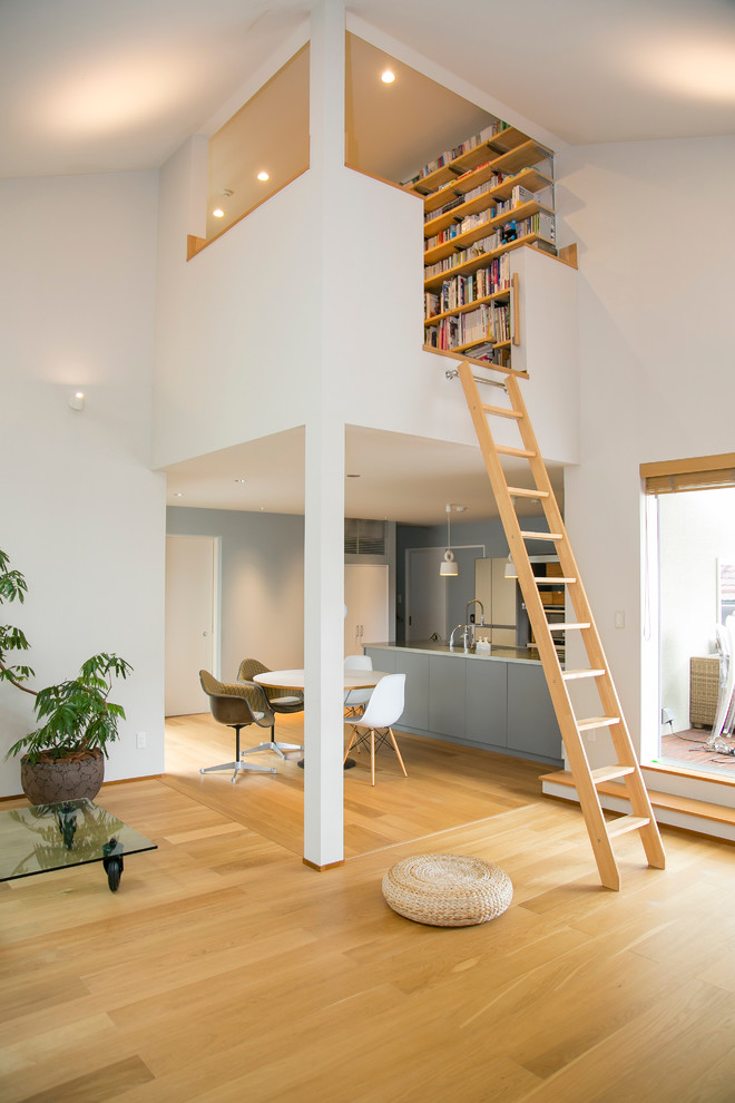 Offenes Modernes Wohnzimmer mit weißer Wandfarbe und hellem Holzboden in Osaka