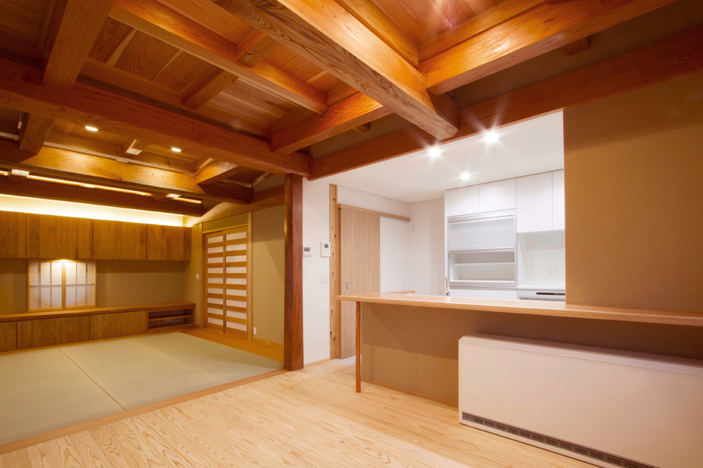 Ispirazione per un soggiorno etnico di medie dimensioni e aperto con pareti beige, pavimento in tatami, nessun camino e TV autoportante