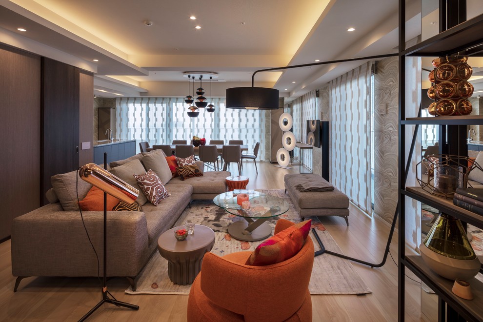Foto di un soggiorno bohémian di medie dimensioni e aperto con pareti beige, pavimento in compensato e pavimento beige