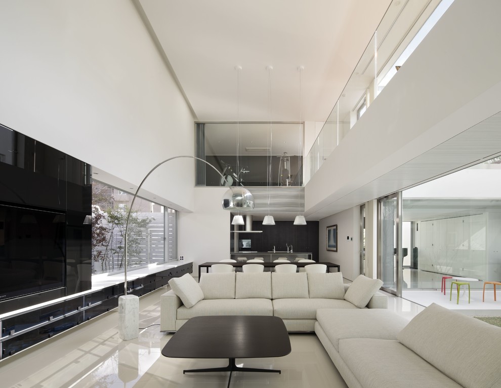 Immagine di un grande soggiorno minimalista aperto con sala formale, pareti bianche, nessun camino e parete attrezzata