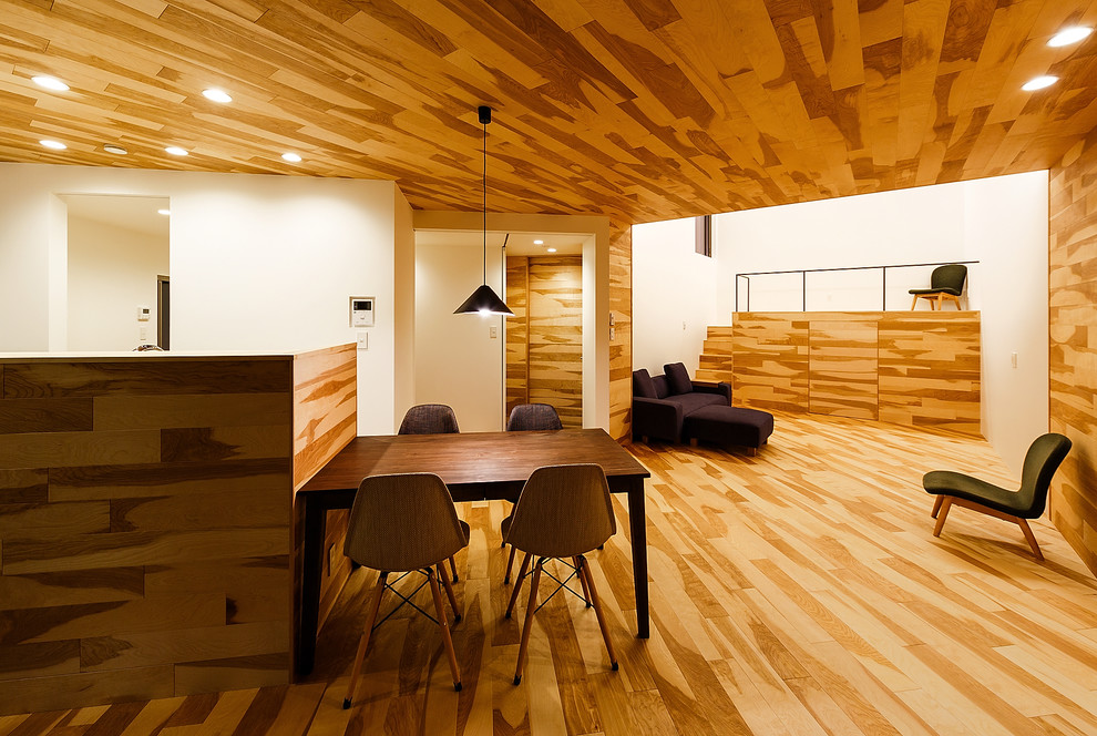 Ispirazione per un soggiorno scandinavo aperto con pareti marroni, pavimento in legno massello medio e pavimento marrone
