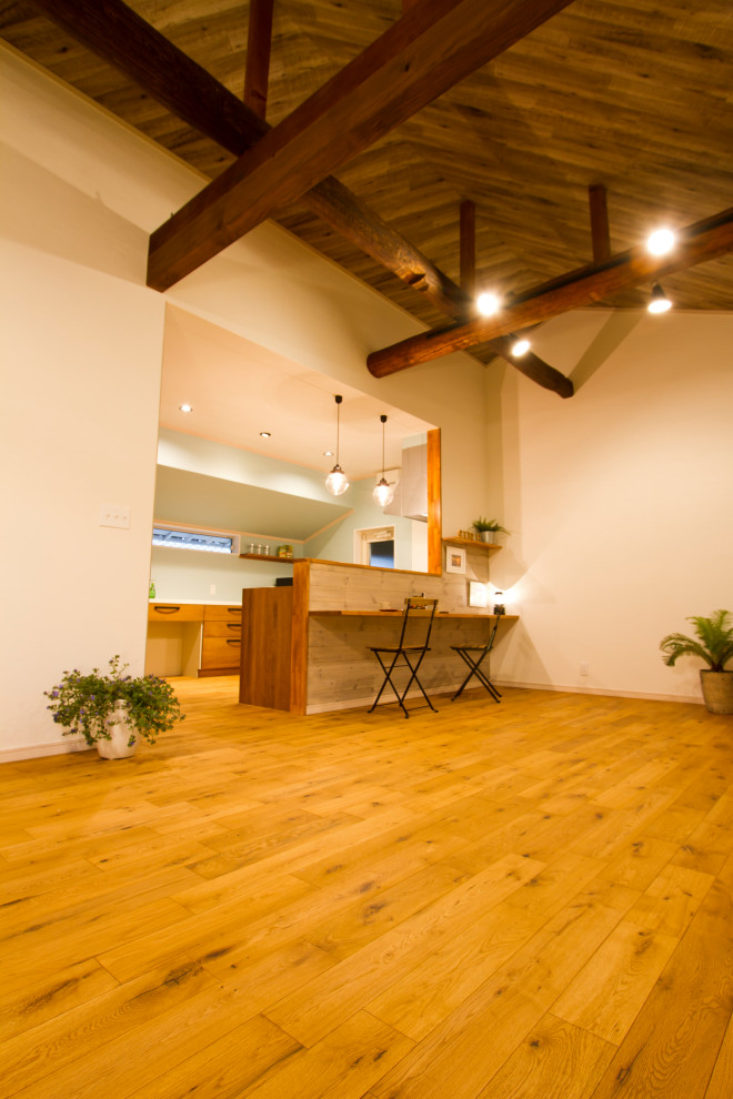 Mittelgroßes, Offenes Asiatisches Wohnzimmer mit weißer Wandfarbe, hellem Holzboden, beigem Boden, gewölbter Decke und Tapetenwänden in Sonstige