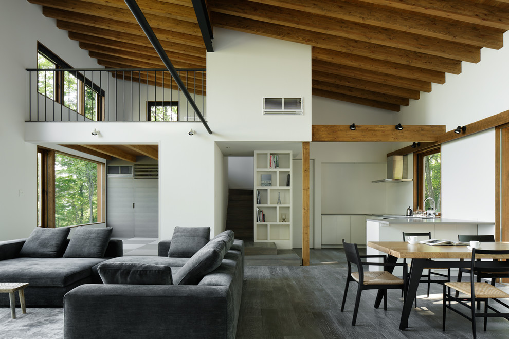 Immagine di un soggiorno contemporaneo aperto con pareti bianche e pavimento in legno verniciato