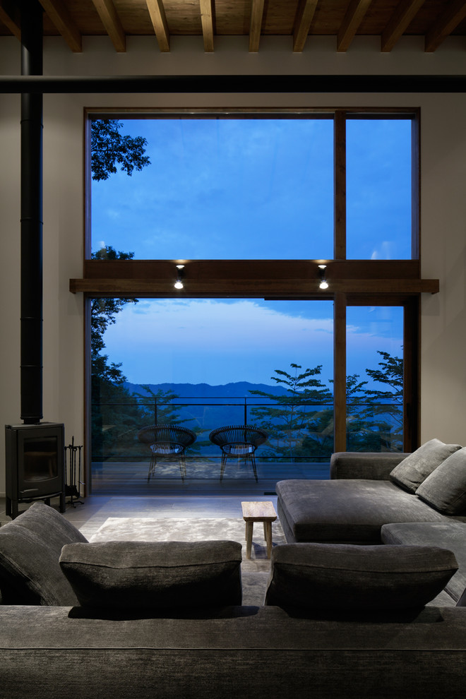 Foto di un soggiorno design aperto con pareti bianche e stufa a legna