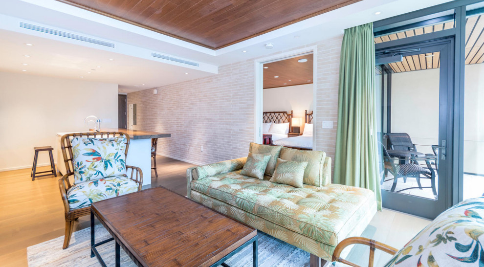 Esempio di un soggiorno stile marino con pareti marroni e pavimento beige