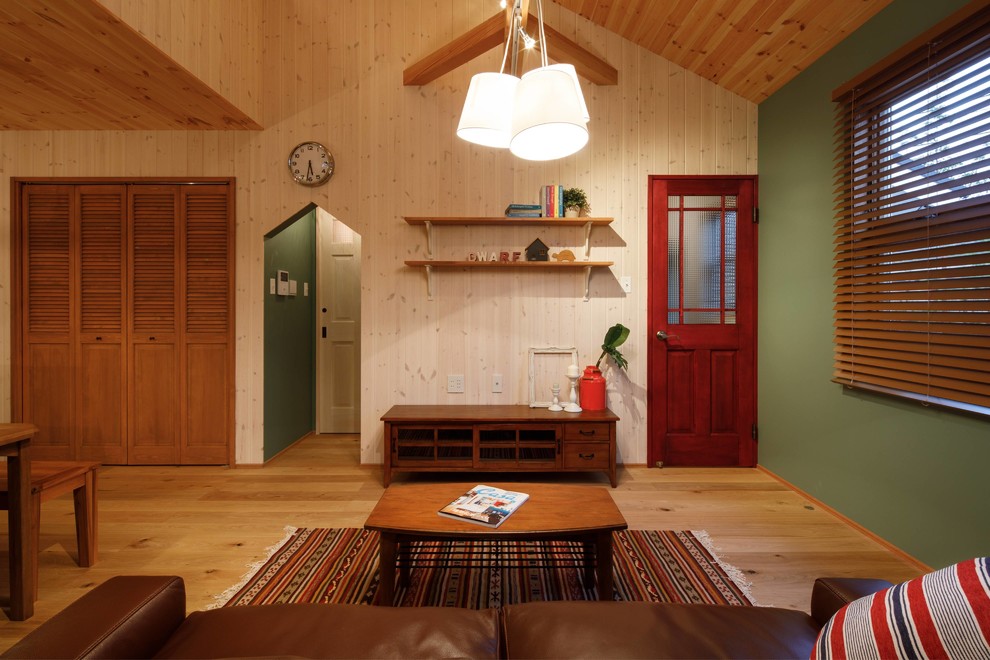Foto di un soggiorno scandinavo aperto con pareti multicolore, pavimento in legno massello medio e pavimento marrone
