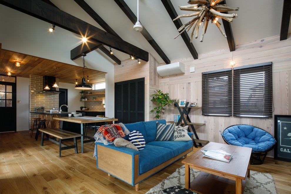 Esempio di un soggiorno stile marino aperto con pareti multicolore, pavimento in legno massello medio e pavimento marrone
