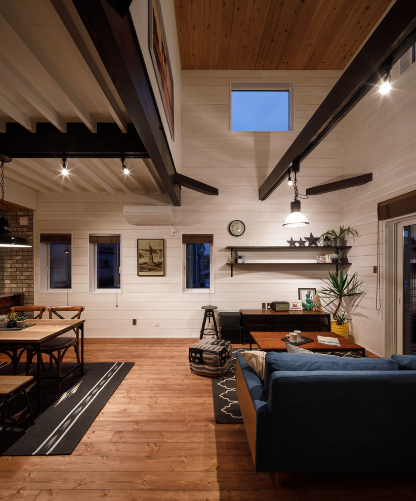 Ispirazione per un soggiorno moderno di medie dimensioni e aperto con pareti bianche e pavimento in legno massello medio
