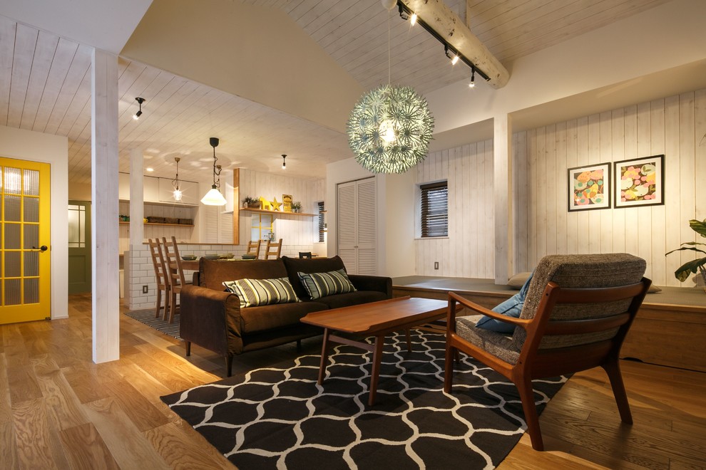 Foto de salón escandinavo con paredes blancas y suelo de madera en tonos medios