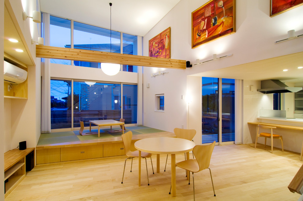 Offenes Asiatisches Wohnzimmer mit weißer Wandfarbe und hellem Holzboden in Sonstige