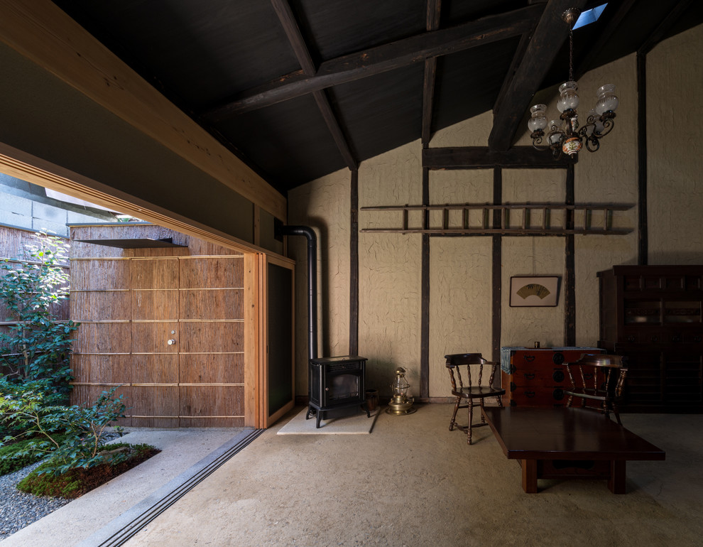 Asiatisches Wohnzimmer mit beiger Wandfarbe und Kaminofen in Kyoto