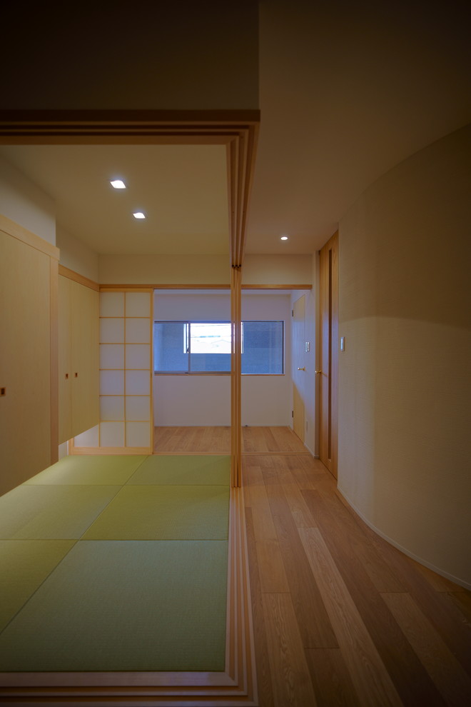 大阪にある和風のおしゃれなリビング (白い壁、無垢フローリング、暖炉なし、据え置き型テレビ、ベージュの床) の写真