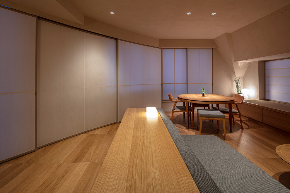Inspiration pour un petit salon minimaliste ouvert avec un mur blanc, un sol en bois brun et un téléviseur indépendant.