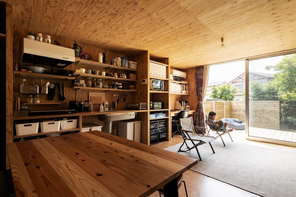 Immagine di un piccolo soggiorno country aperto con sala formale, pareti marroni, pavimento in legno massello medio e pavimento marrone