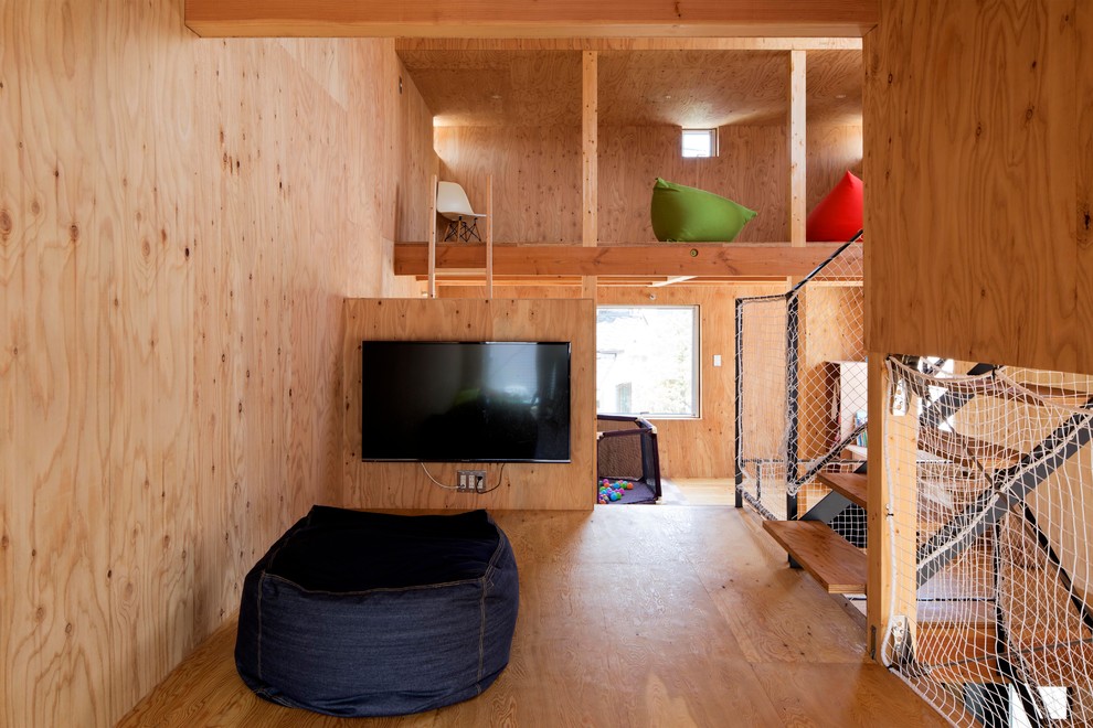 Modernes Wohnzimmer im Loft-Stil mit brauner Wandfarbe, braunem Holzboden, TV-Wand und braunem Boden in Tokio Peripherie