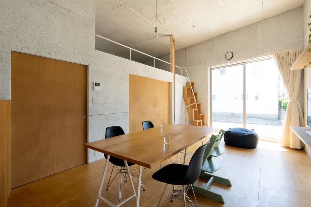 Ispirazione per un soggiorno minimal aperto con pareti bianche, pavimento in legno massello medio e pavimento marrone
