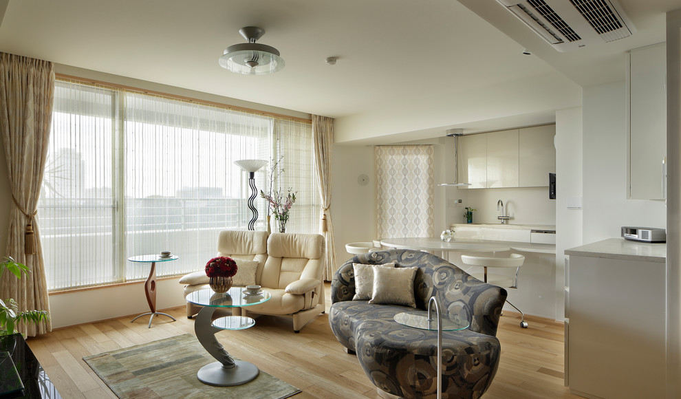 На фото: гостиная комната среднего размера в средиземноморском стиле с белыми стенами, паркетным полом среднего тона и коричневым полом с