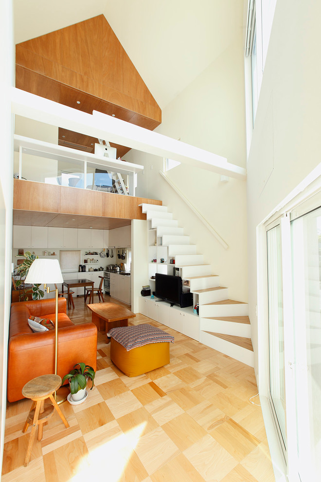 Источник вдохновения для домашнего уюта: гостиная комната в современном стиле с белыми стенами, светлым паркетным полом, отдельно стоящим телевизором и бежевым полом