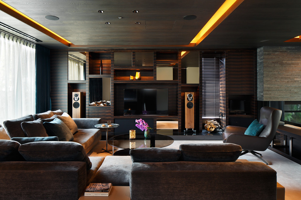 Источник вдохновения для домашнего уюта: гостиная комната в стиле ретро с коричневыми стенами, ковровым покрытием, отдельно стоящим телевизором и серым полом