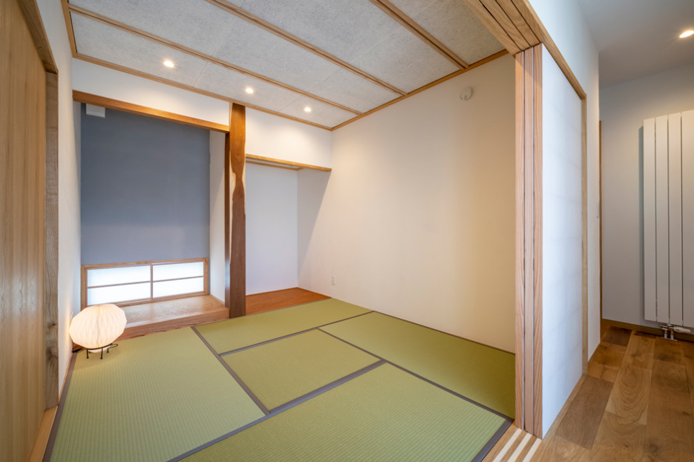 Foto di un soggiorno etnico di medie dimensioni e chiuso con sala formale, pareti bianche, pavimento in tatami, nessuna TV, pavimento verde e soffitto in perlinato