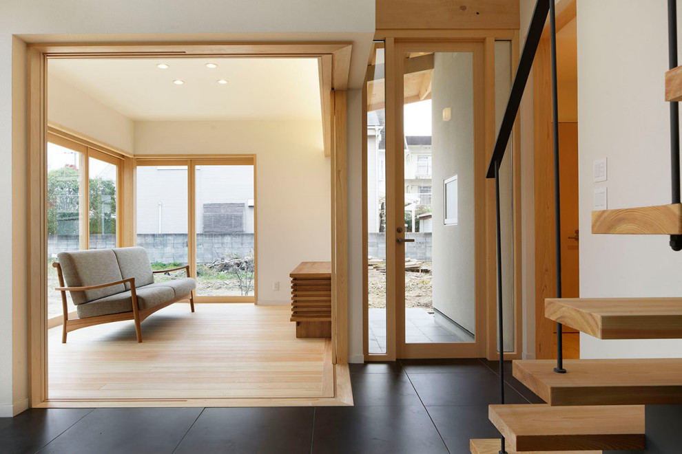 На фото: маленькая изолированная гостиная комната в стиле модернизм с белыми стенами, светлым паркетным полом и бежевым полом без камина для на участке и в саду