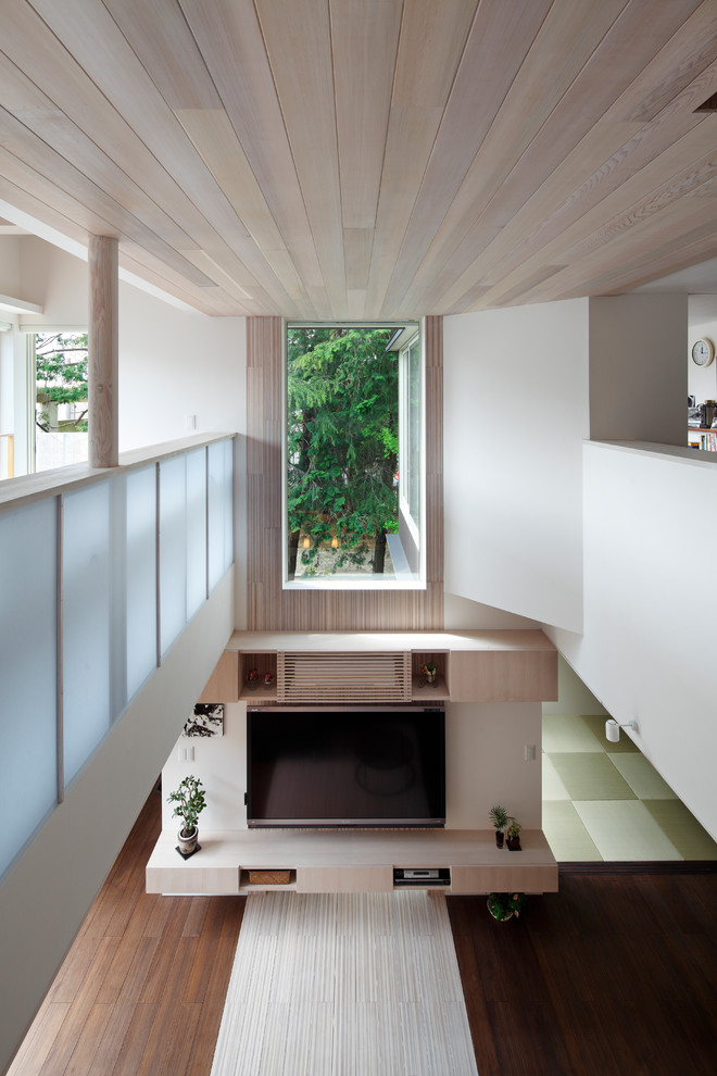 Großes, Repräsentatives, Offenes Shabby-Style Wohnzimmer mit Bambusparkett, TV-Wand und weißem Boden in Tokio Peripherie