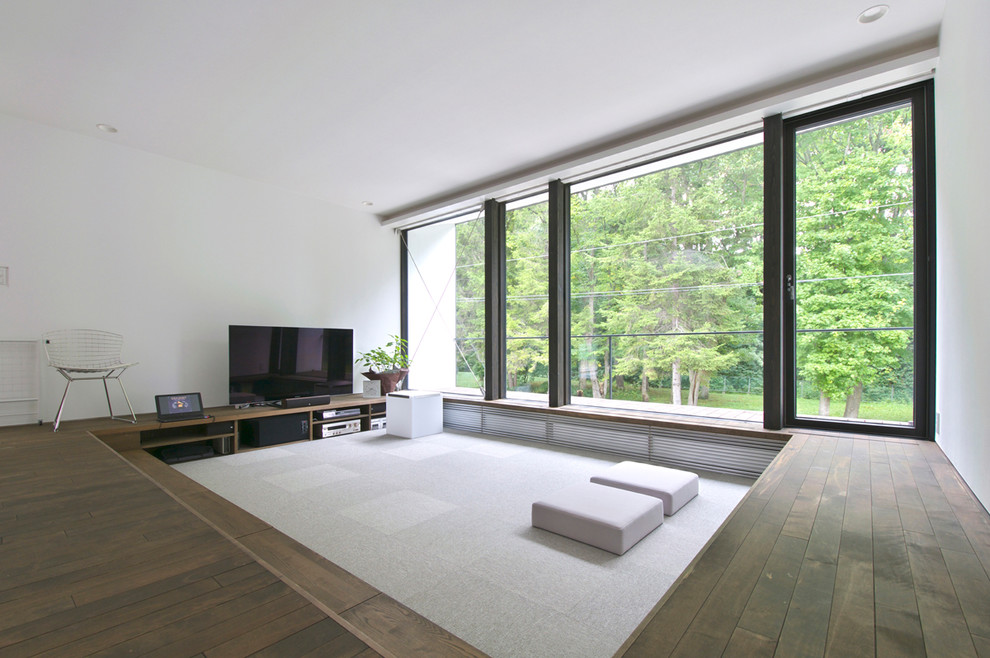 Design ideas for a modern living room in Sapporo with white walls, a freestanding tv and grey floors.
