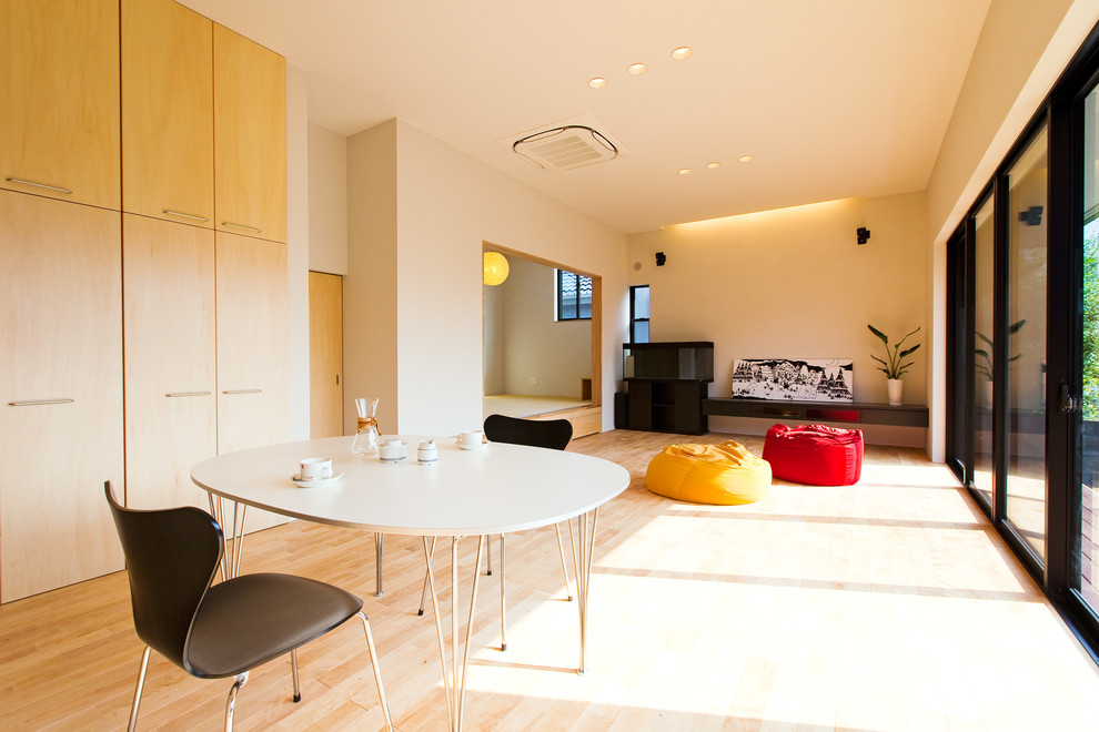 Foto di un soggiorno moderno con pareti bianche e parquet chiaro
