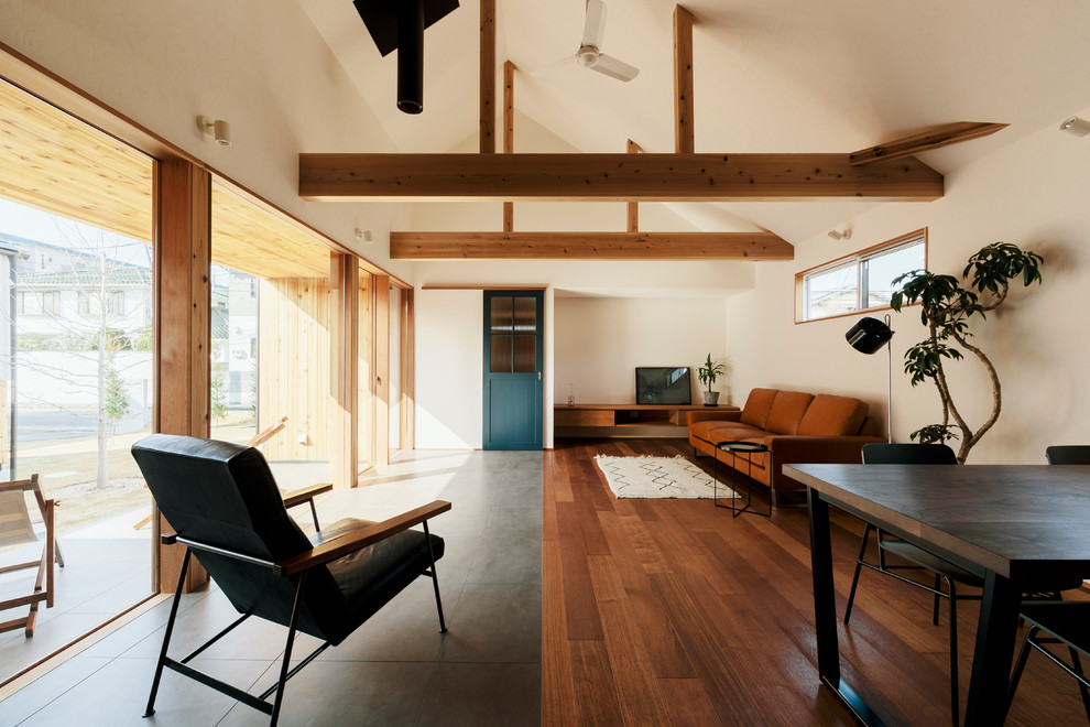 Idéer för ett asiatiskt vardagsrum, med vita väggar, mellanmörkt trägolv och brunt golv