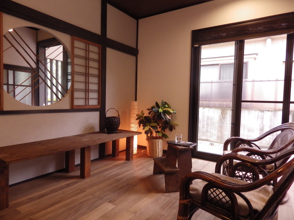Imagen de salón abierto de estilo zen pequeño con paredes blancas, suelo de madera en tonos medios y suelo marrón