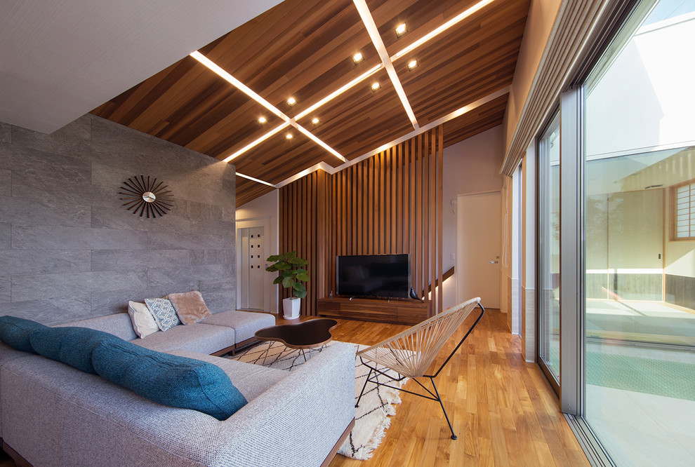 Idee per un soggiorno minimalista aperto con pareti multicolore, pavimento in legno massello medio e pavimento marrone