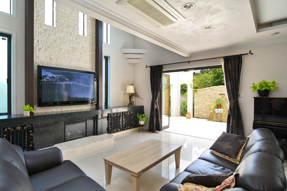 Foto di un soggiorno vittoriano con pareti bianche, pavimento in marmo, TV a parete e pavimento bianco