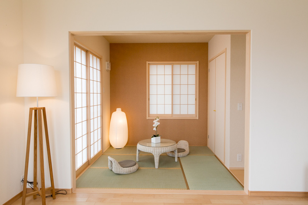 Kleines, Repräsentatives, Fernseherloses, Abgetrenntes Asiatisches Wohnzimmer ohne Kamin mit oranger Wandfarbe und Tatami-Boden in Tokio