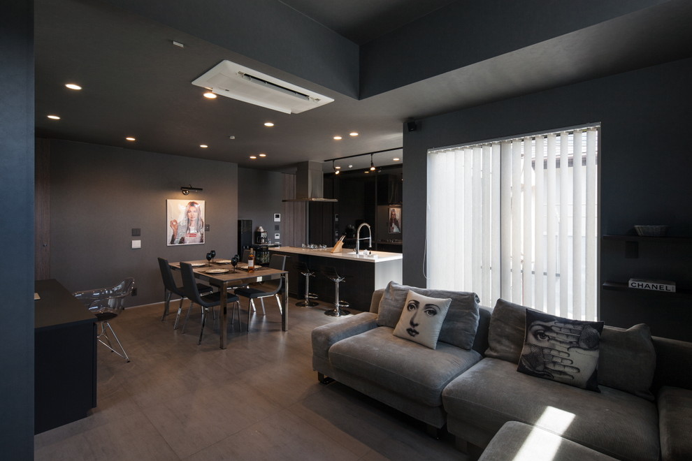 Пример оригинального дизайна: парадная, открытая гостиная комната в стиле модернизм с серыми стенами, полом из керамической плитки, телевизором на стене и серым полом