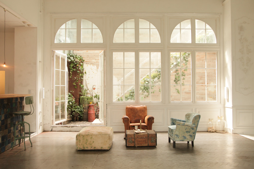 Foto de salón romántico sin chimenea y televisor con paredes blancas y suelo de baldosas de cerámica