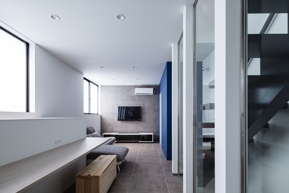 Modernes Wohnzimmer mit bunten Wänden und grauem Boden in Sonstige
