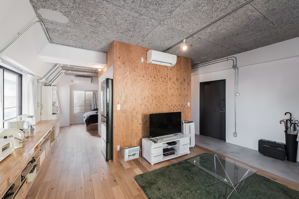 Idéer för ett mellanstort modernt allrum med öppen planlösning, med en hemmabar, vita väggar, plywoodgolv, en fristående TV och brunt golv