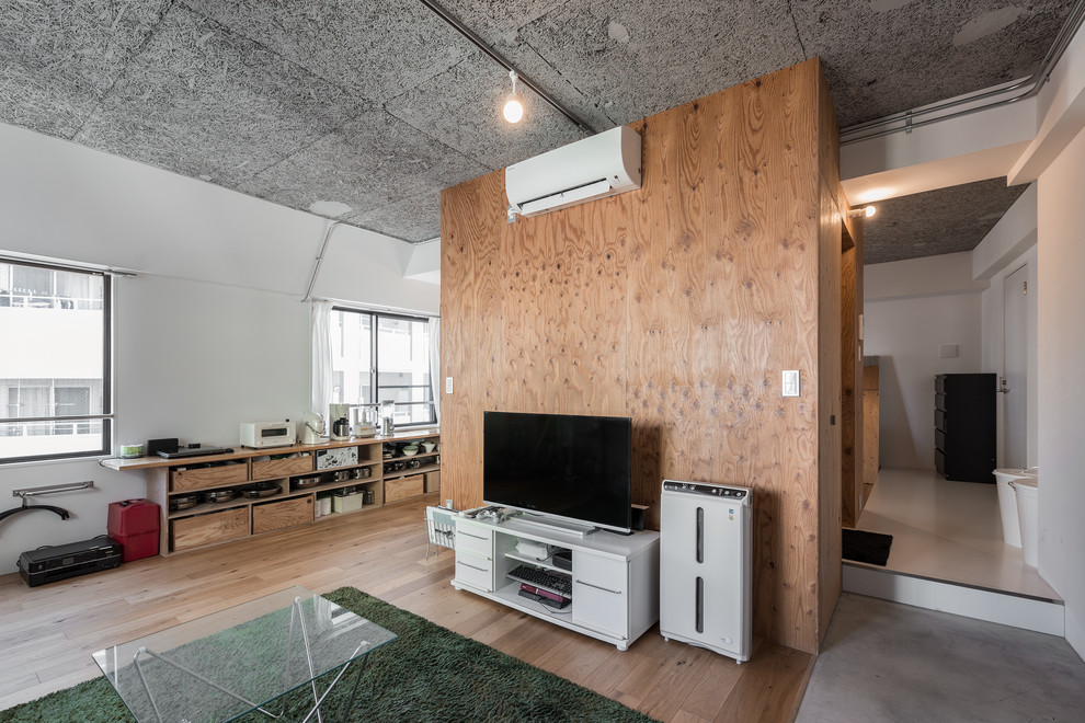 Idee per un soggiorno contemporaneo di medie dimensioni e aperto con angolo bar, pareti bianche, pavimento in compensato, TV autoportante e pavimento marrone
