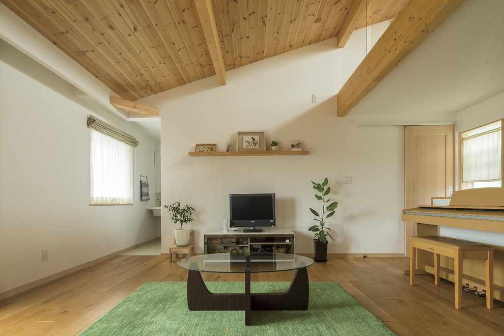 Idée de décoration pour un salon champêtre avec une salle de réception, un mur blanc, un sol en bois brun, aucune cheminée, un téléviseur indépendant et un sol marron.